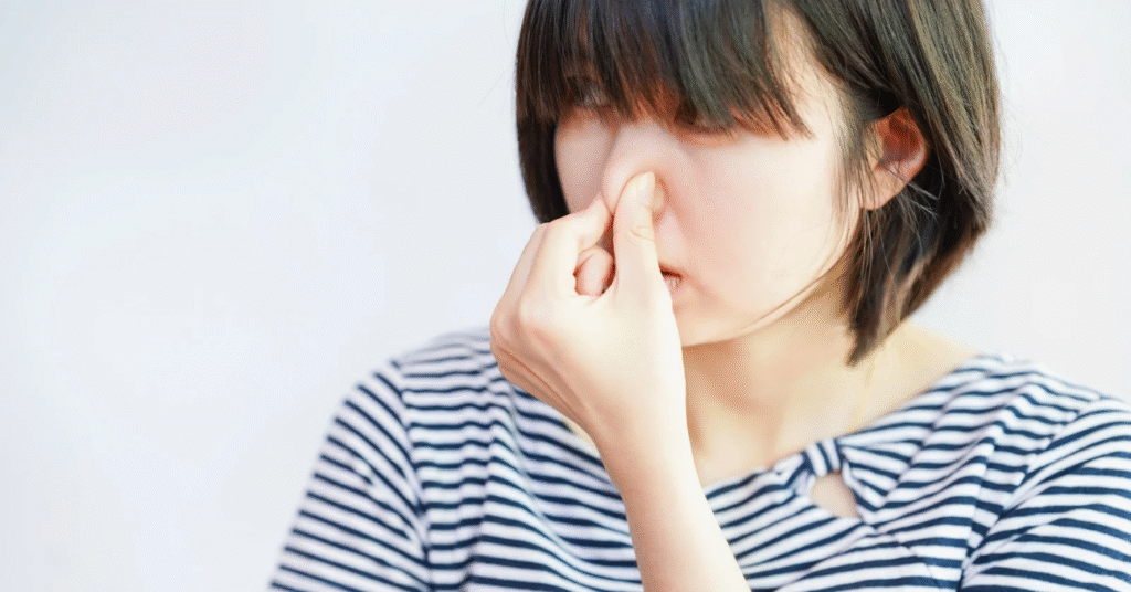 女性が嫌なにおいを表している画像