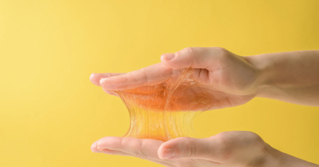 ねばねばな液体を触っている画像